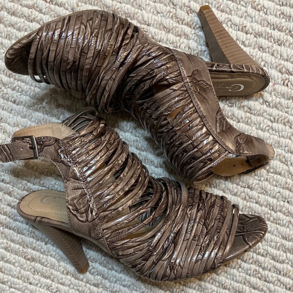 Stylish Beige Strappy Heeled Sandals - size 9